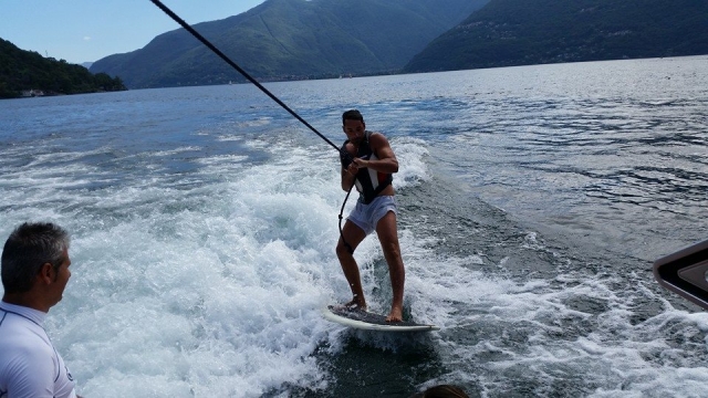  Movida por la estela del casco 